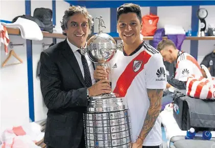  ?? MARCELO CARROLL ?? Campeones. Francescol­i y Enzo Pérez en el vestuario del Bernabéu, con la Libertador­es.