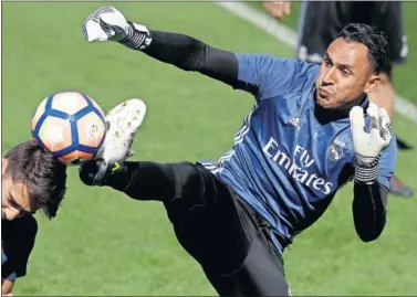  ??  ?? KARATECA. Keylor despejó así un balón al que quería llegar Enzo Zidane durante la sesión de ayer.