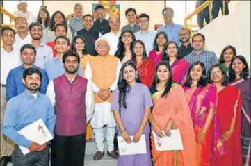  ??  ?? Haryana chief minister Manohar Lal Khattar with newly inducted governance associates in Chandigarh on Saturday. HT PHOTO