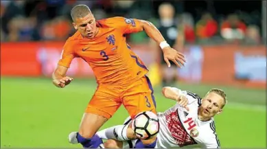  ??  ?? Jeffrey Bruma (3) van Nederland probeert de bal te veroveren in de wedstrijd tegen Wit-Rusland. (Foto: Goal)