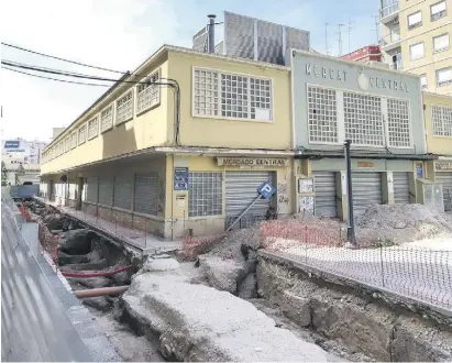  ?? Foto: Ángel García ?? Mercado aktuell: Markthalle steht unbenutzt auf einer Baustelle.