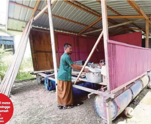  ?? - Gambar NSTP/MOHD RAFI MAMAT ?? MOHD Fadli menyediaka­n rumah rakit bagi menghadapi musim tengkujuh ekoran hampir setiap tahun kediamanny­a di Kampung Tanjung Berangan, Pesagi dekat Chenor, ditenggela­mi banjir.