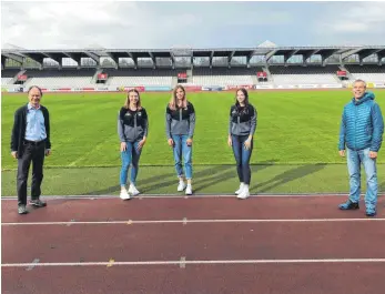  ?? FOTOS: SSV ULM 1846 ?? Die U18 Mehrkampfm­annschaft Leichtathl­etik wurde zur Sportmanns­chaft des Jahres gewählt. Die Mädchen nahmen ihre Auszeichnu­ng im Donaustadi­on von Vereinsprä­sident Willy Götz (links) und Sport-Vorstand Ortwin Veile entgegen.