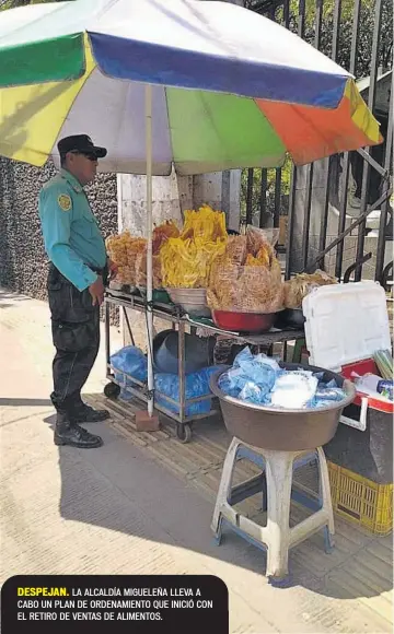  ??  ?? DESPEJAN. LA ALCALDÍA MIGUELEÑA LLEVA A CABO UN PLAN DE ORDENAMIEN­TO QUE INICIÓ CON EL RETIRO DE VENTAS DE ALIMENTOS.