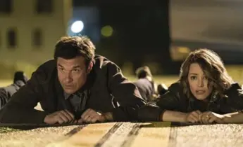  ?? WARNER BROS. ?? Jason Bateman, as Max, and Rachel McAdams, as Annie, star in Game Night.