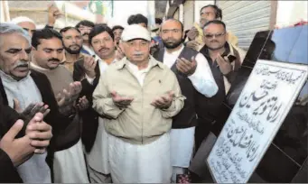  ?? MANOABAD
-APP ?? Fedral minister for Defence Production Rana Taveer Hussain offering dua after inaugurati­on of street roads and sewerage lines.