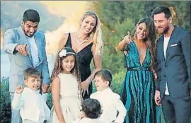  ??  ?? Foto de familias Ayer en las redes apareció esta bonita imagen de las familias Messi y Suárez en la boda de Cesc