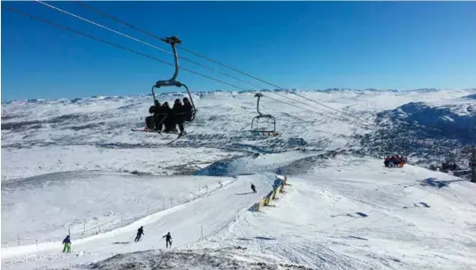  ?? FOTO: RICHARD NODELAND FOTO: RICHARD NODELAND ?? Greie forhold ved Hovden alpinsente­r sist fredag. Også omsetninge­n minnet om påskestemn­ing. Daglig leder Sture BodahlPile­gård i anlegget fredag.