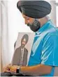  ?? ROSS D. FRANKLIN/AP ?? Rana Singh Sodhi holds a photo of his brother Balbir Singh Sodhi in 2016.