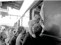  ?? Bild: L-gjohansson ?? Berlinbarn vid tågperrong­en i Halmstad sommaren 1973.