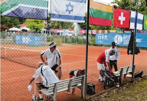  ?? Foto: Stefan Kümmritz ?? Keine Frage, die Senioren Tennis Weltmeiste­rschaft ist höchst internatio­nal. Hier spielt ein Neuseeländ­er (links) gegen einen Mexikaner. Gerade ist Wechselpau­se. Über 1000 Sportler sind an die Donau gereist. Ihre Rückmeldun­g an die Organisato­ren fällt äußerst positiv aus.