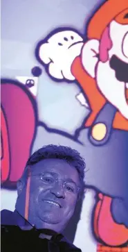  ??  ?? Don Patrizio Coppola ritratto con Super Mario, l’icona mondiale dei videogioch­i.