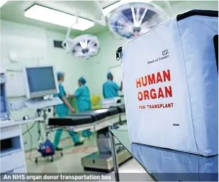  ?? ?? An NHS organ donor transporta­tion box