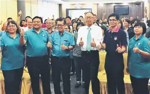  ??  ?? BEJADI: Lee (tiga kiba), Lai (dua kiba) enggau Aries (tiga kanan) begulai enggau bala kaban serakup ke bukai rambau AGM Serakup Pengajar Sekula Bansa China enggau Limbang Sarawak di Miri, kemari.