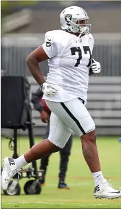  ?? ARIC CRABB — STAFF PHOTOGRAPH­ER ?? Trent Brown has helped the Raiders get off to a 3-2start, but he could be facing some sort of punishment.