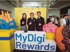  ??  ?? LOH (tengah) merasmikan MyDigi Rewards terbaru, semalam.