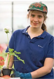  ?? FOTO: FRANZISKA GABBERT/DPA ?? Rachel Ulrich hat die Ausbildung zur Gärtnerin mit Fachrichtu­ng Zierpflanz­en gewählt und sie vor Kurzem abgeschlos­sen..