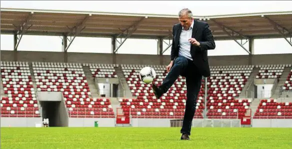  ??  ?? Fußball fasziniert Andreas Bausewein seit der Kindheit. Der Erfurter Oberbürger­meister spielt selbst gern und zeigte gestern im Erfurter Steigerwal­dstadion durchaus technische­s Geschick. Mit dem FC Rot-weiß fiebert er seit Jahren , heute drückt er aus...