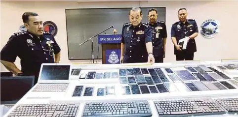  ??  ?? MAZLAN (tengah) menunjukka­n barang yang dirampas ketika sidang media Op Soga 2018 di Ibu Pejabat Polis Kontinjen Selangor.