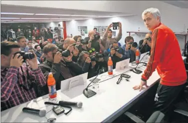  ??  ?? MÁS POLÉMICA. José Mourinho, técnico del United, durante una rueda de prensa en Mánchester.