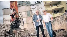  ?? FOTO: RALPH MATZERATH ?? Fritz Werner Kern und Michael Corts (v.l.) stehen auf der Baustelle des Hertha-von-Diergardt-Hauses.