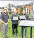  ?? ?? James Heasman (West Berks Council, Newbury and Britain in Bloom) and councillor­s Martin Colston and Jon Gate with the awards