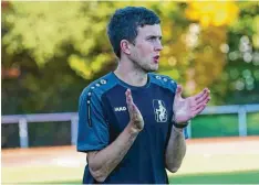  ?? Foto: Siegfried Kerpf ?? Trainer Christoph Bauer braucht viel Geduld mit den Schwaben-Fußballeri­nnen. Aber langsam stellt sich der Erfolg ein.