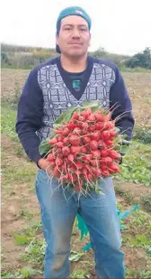  ??  ?? Lorsqu’il n’est pas au Canada, le travailleu­r mexicain Anjel Palma cultive des légumes qu’il vend dans les marchés en gros de la capitale Mexico.