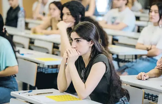  ?? Xavi Jurio ?? Una jove esperant-se per enfrontar-se als primers exercicis de les proves d’accés a la universita­t de Catalunya