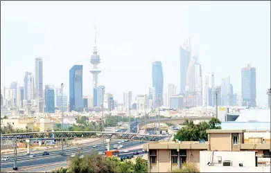  ?? KUNA photo ?? Kuwait Wednesday experience­d sandy weather with wind speed of about 60 km/h and visibility dropping to less than 1,000 meters in
some areas.