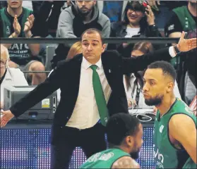  ?? FOTO: PEP MORATA ?? Duran dando instruccio­nes en el partido del domingo ante el ‘Fuenla’