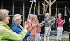  ?? RP-FOTO: RALPH MATZERATH ?? Erst die linke Hand, dann die rechte. Zu Beginn des Schnupperk­urses lernten die Teilnehmer, wie sie den Schläger richtig halten.