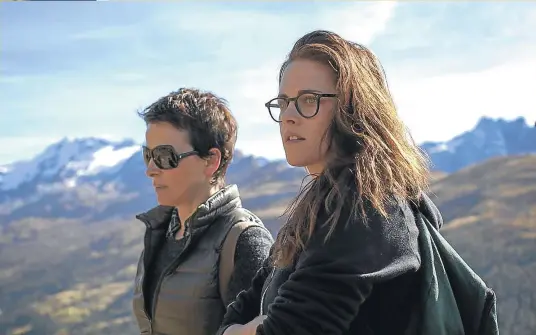  ??  ?? Imatge de ‘Viaje a Sils Maria’. Marie (Juliette Binoche) i la seva assistent (Kristen Stewart)