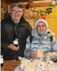  ??  ?? Der Besuch aus Frankreich brachte auf das Zöschinger Weihnachts­märktle al lerlei selbst gemachte kulinarisc­he Spe zialitäten aus der Heimat mit. Vor allem die kommen bei den Besuchern sehr gut an. Im Bild: Philippe Foucault mit seiner Ehefrau Edith,...