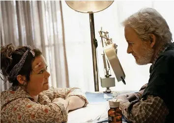  ?? ?? Lily (Melissa Mccarthy) bekommt Hilfe vom Tierarzt/ex-psychiater Larry (Kevin Kline).