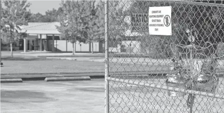  ?? JASPER COLT/ USA TODAY ?? An EPA air monitoring device sits in the parking lot of the 5th Ward Elementary School, just down the street from the Denka Performanc­e Elastomer neoprene plant in Reserve, La.