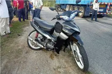  ?? ?? KEADAAN motosikal yang terbabit kemalangan di Kilometer 55, Jalan Kuala Kali-Bukit Sentosa, kelmarin.