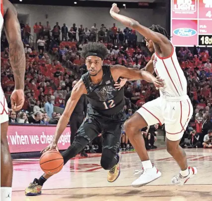  ?? MARIA LYSAKER/USA TODAY SPORTS ?? Memphis forward Deandre Williams drives to the basket around Houston guard Tramon Mark during the first half on Feb. 19 at Fertitta Center in Houston.