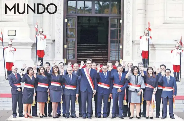  ??  ?? ► El Presidente peruano, Martín Vizcarra, saluda junto a los ministros que componen su gabinete ayer en el Palacio Pizarro.