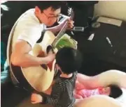  ??  ?? 隋棠錄下老公對女兒彈­琴唱歌、無視兒子的逗趣畫面。 （取材自臉書）