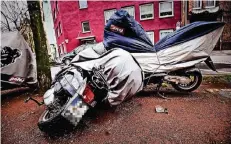  ??  ?? Eine Motorradga­rage aus Planen schützt nicht gegen einen Sturm wie Friederike, der nicht nur hier in Oberbilk Zweiräder durcheinan­der wirbelte.