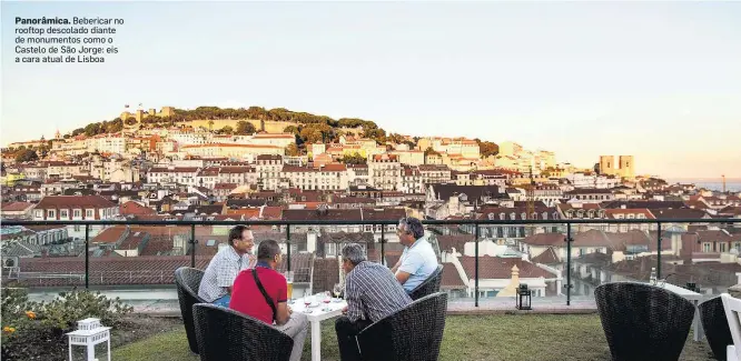  ?? DANIEL RODRIGUES/NYT ?? Panorâmica. Bebericar no rooftop descolado diante de monumentos como o Castelo de São Jorge: eis a cara atual de Lisboa