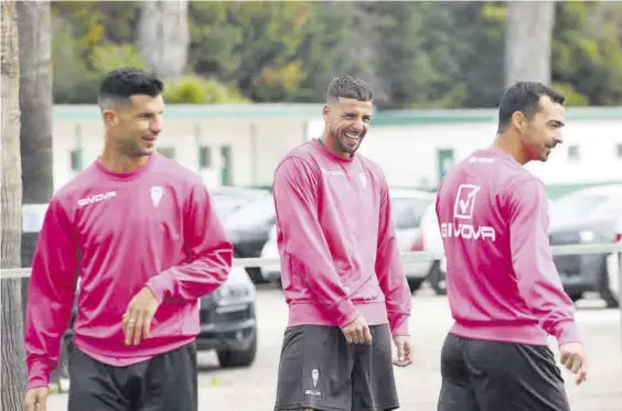 ?? CHENCHO MARTÍNEZ ?? Willy Ledesma, Xavi Molina y Miguel de las Cuevas bromean durante la sesión de recuperaci­ón del Córdoba, ayer, en la Ciudad Deportiva.