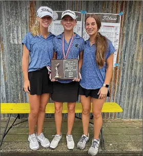  ?? Contribute­d photo ?? Champions: Parkers Chapel won the 2A 6 Conference Golf championsh­ip on Tuesday after a three-hole sudden death playoff. Pictured from left, Makenzie Morgan, Bella Frisby and Reaux McAuliffe.