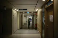 ?? Bild: Meli Petersson Ellafi ?? Korridor på Sahlgrensk­a. Debattören kritiserar neddragnin­g av vårdplatse­r i regionen.