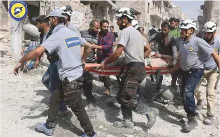  ?? SYRIAN CIVIL DEFENSE WHITE HELMETS/ASSOCIATD PRESS ?? Au péril de leur vie, les membres de la Défense civile syrienne, surnommés les Casques blancs, volent chaque jour au secours des victimes de la guerre dans leur pays.