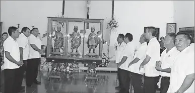  ??  ?? Los custodios con las veneradas imágenes de los Tres Santos Reyes, en la capilla San Martín, luego de la procesión que se realizó anteanoche