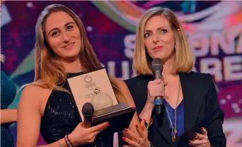  ??  ?? Simona Quadarella, 20 anni il 18 dicembre, con Veronica Diquattro, vicepresid­ent di Dazn BOZZANI