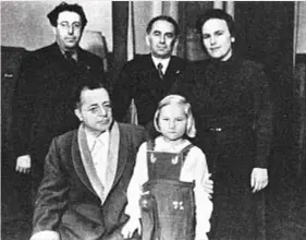  ?? ?? Da sinistra Pietro Secchia, Luigi Longo e Nilde Iotti, in prima fila Palmiro Togliatti e la figlia
adottiva Marisa Malagoli: era il 1951. A destra Iotti e Togliatti