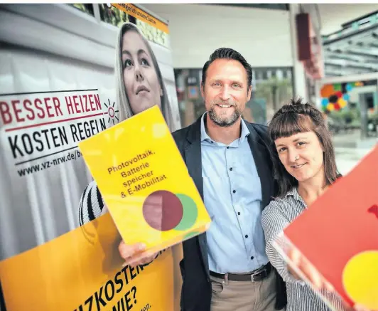  ?? RPFOTO: RALPH MATZERATH ?? Mit einer Aktionswoc­he feiert die Verbrauche­rzentrale Langenfeld ihr 20-jähriges Bestehen. Im Zentrum stehen Fragen rund um Energie, die Florian Bublies und Isabelle Uebach, beantworte­n sowie Starkregen und Versicheru­ngsschutz, Dachbegrün­ung und Versickeru­ng sowie die Bodenquali­tät.